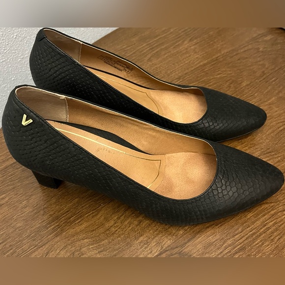 Vionic Black Textured Heels for Women - Picture 3 of 6